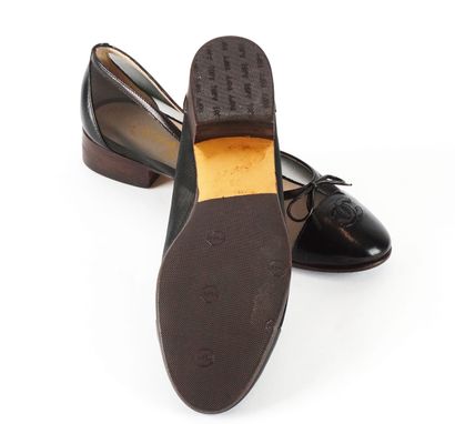 CHANEL
Chanel shoes in leather and black...