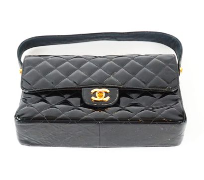 CHANEL
Double-sided Chanel bag in black patent...