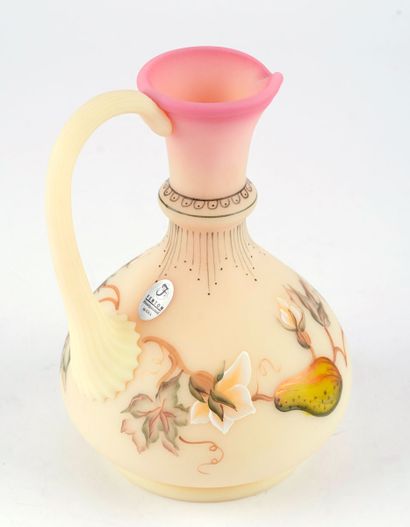 FENTON 
Ensemble Fenton en verre Birman peint...
