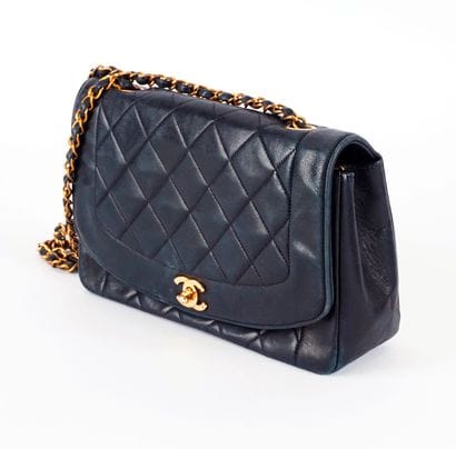 CHANEL DIANA
Chanel shoulder bag, Diana model...