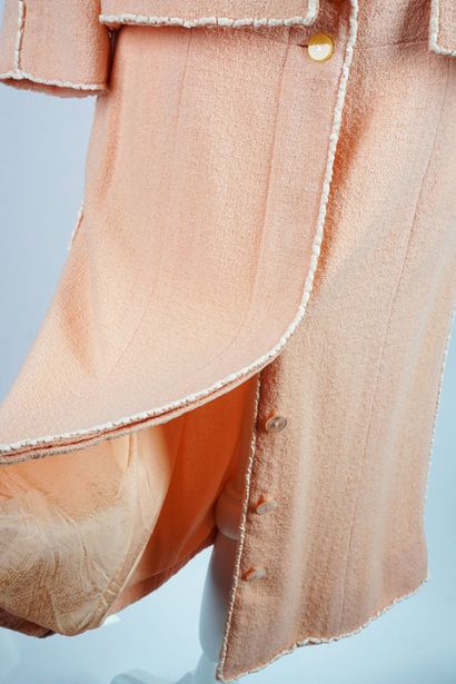 CHANEL
Ensemble Chanel de couleur rose comprenant...