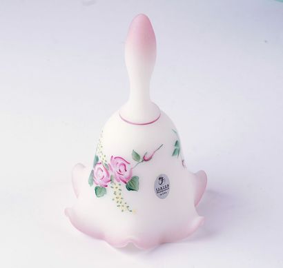 FENTON 
Lot de quatres (4) vases, clochette...
