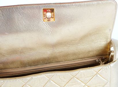 CHANEL DOUBLE POCKET
Chanel double-pocket...