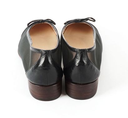 CHANEL
Chanel shoes in leather and black...