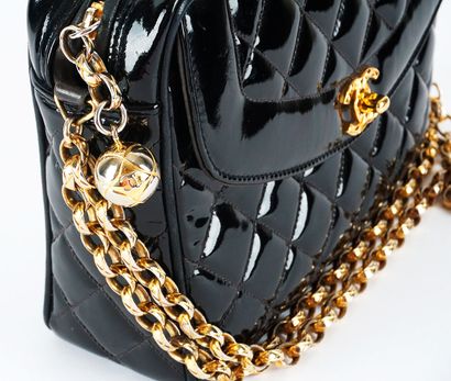 CHANEL
Chanel Camera shoulder bag in black...
