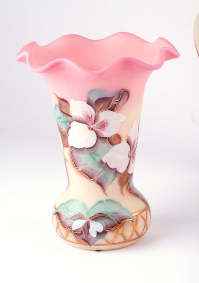 FENTON 
Ensemble Fenton en verre Birman peint...