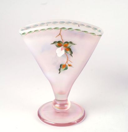 FENTON 
Lot de quatres (4) vases, clochette...