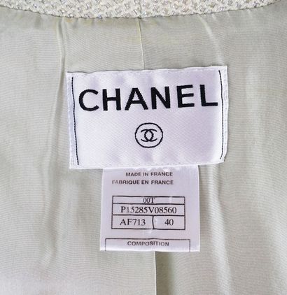 CHANEL
Deux (2) vestes Chanel de couleur...