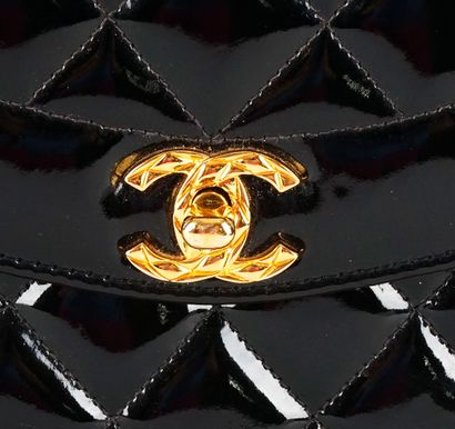 CHANEL
Chanel Camera shoulder bag in black...