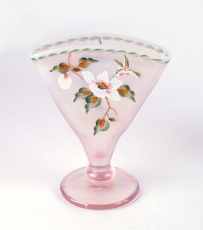 FENTON 
Lot de quatres (4) vases, clochette...