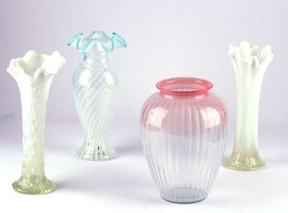 DANS LE GOÛT DE FENTON
Quatre (4) vases opalescents...