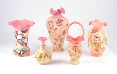 FENTON 
Ensemble Fenton en verre Birman peint...