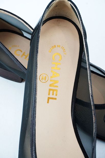CHANEL
Chanel shoes in leather and black...