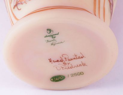 FENTON 
Ensemble Fenton en verre Birman peint...