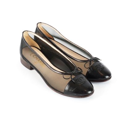 CHANEL
Chanel shoes in leather and black...