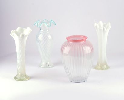 DANS LE GOÛT DE FENTON
Quatre (4) vases opalescents...