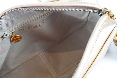 CHANEL
Chanel Camera shoulder bag in gold...