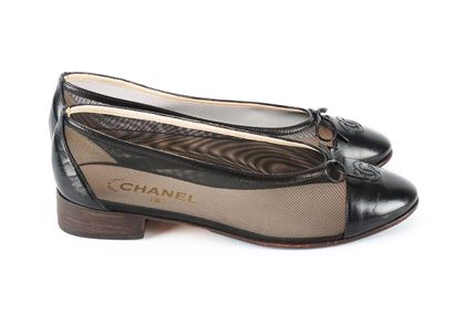 CHANEL
Chanel shoes in leather and black...
