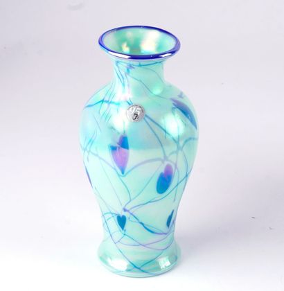 FENTON 
Lot de quatres (4) vases, clochette...