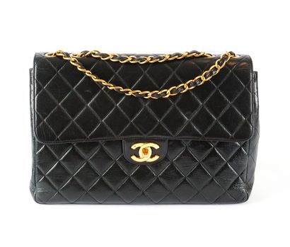 CHANEL
Chanel Jumbo shoulder bag in black...