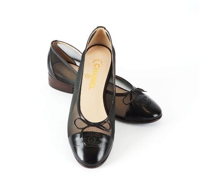 CHANEL
Chanel shoes in leather and black...