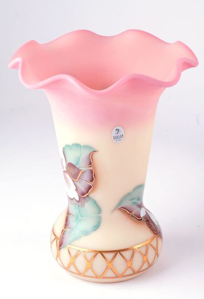 FENTON 
Ensemble Fenton en verre Birman peint...