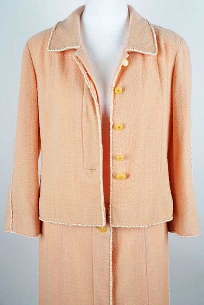CHANEL
Ensemble Chanel de couleur rose comprenant...
