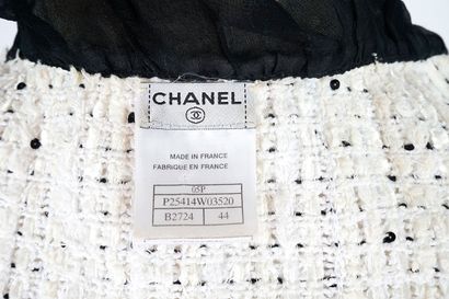 CHANEL
Veste Chanel de couleur blanche, avec...