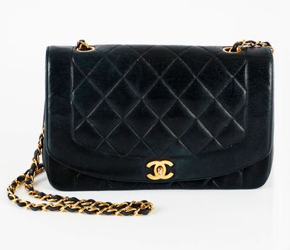 CHANEL DIANA
Chanel shoulder bag, Diana model...