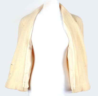 CHANEL
Deux (2) vestes Chanel de couleur...