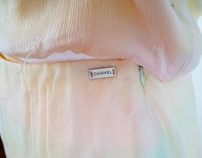 CHANEL
Ensemble Chanel de couleurs pastel...