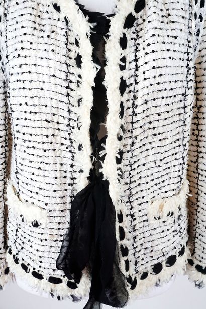 CHANEL
Veste Chanel de couleur blanche, avec...