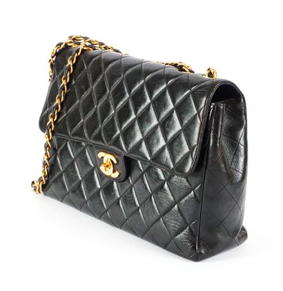 CHANEL
Chanel Jumbo shoulder bag in black...