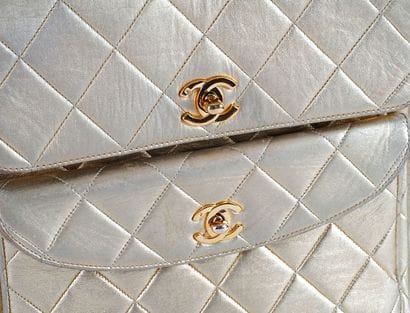 CHANEL DOUBLE POCKET
Chanel double-pocket...