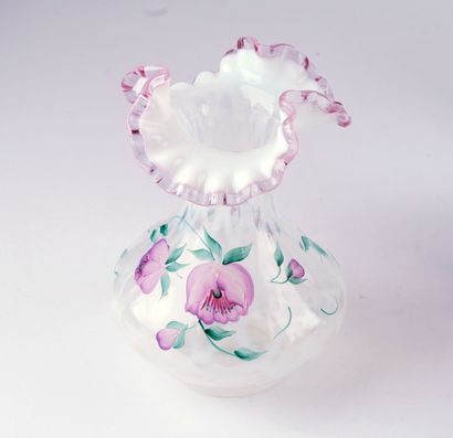 FENTON 
Lot de quatres (4) vases, clochette...