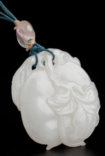 ANTIQUE PENDENTIF EN JADE BLANC DIT «GRAISSE-DE-MOUTON»...