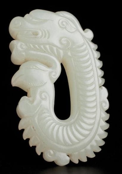 ANTIQUE PENDENTIF EN JADE CELADON SCULPTÉ...