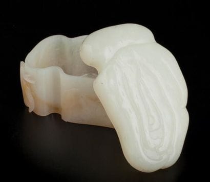 FINE ET ANTIQUE BOÎTE EN JADE BLANC ET SON...