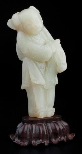 FINE ET ANTIQUE FIGURE EN JADE D'UN ENFANT...