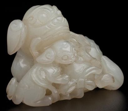 ANTIQUE GROUPE SCULPTÉ EN JADE BLANC FIGURANT...