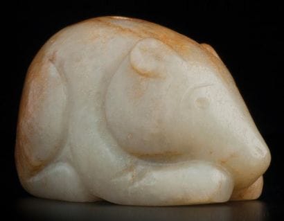 RARE, TRÈS IMPORTANT ET ANTIQUE OURS EN JADE...