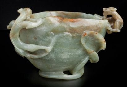 ANTIQUE RINCE-PINCEAUX EN JADE AUX DEUX DRAGONS...