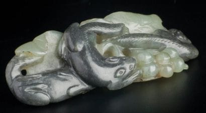 ANTIQUE ET FINE SCULPTURE PENDENTIF EN JADE...