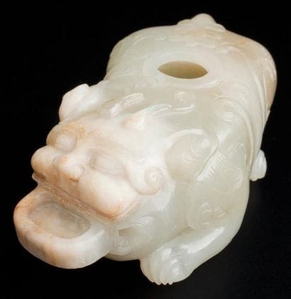 COMPTE-GOUTTES EN JADE SCULPTÉ EN FORME DE...