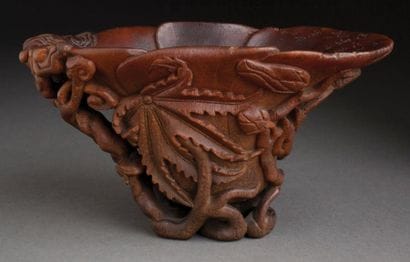 COUPE LIBATOIRE EN CORNE DE RHINOCÉROS SCULPTÉE...