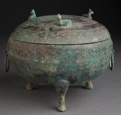 VAISSELLE RITUELLE À NOURRITURE EN BRONZE...