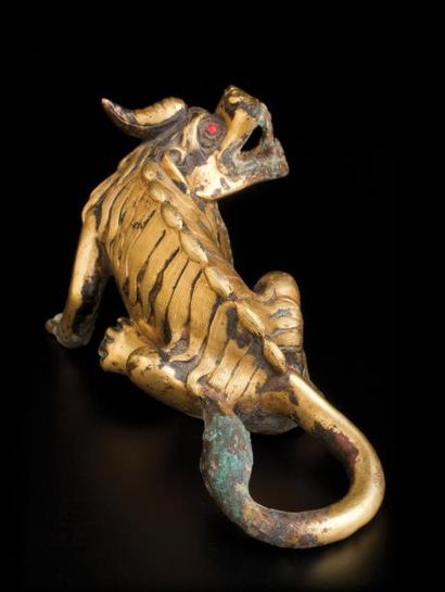 STATUETTE EN BRONZE DORÉ REPRÉSENTANT UN...
