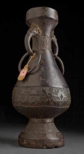VASE D`AUTEL À DEUX ANSES EN BRONZE CHINE,...