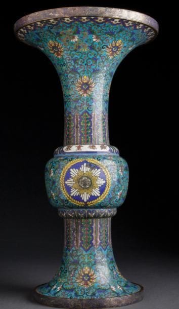 VASE HUAGU EN BRONZE À ÉMAUX CLOISONNÉS,...