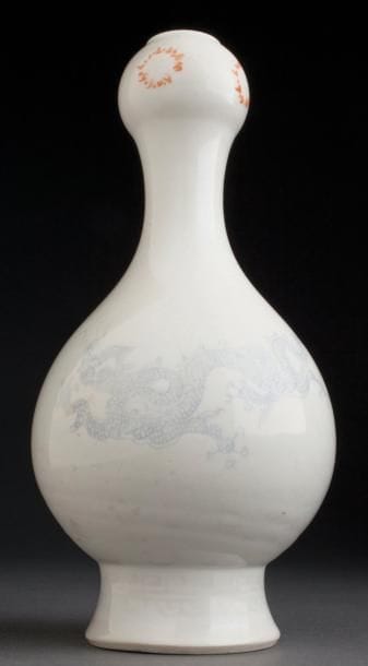 RARE VASE BALUSTRE EN PORCELAINE À COL EN...